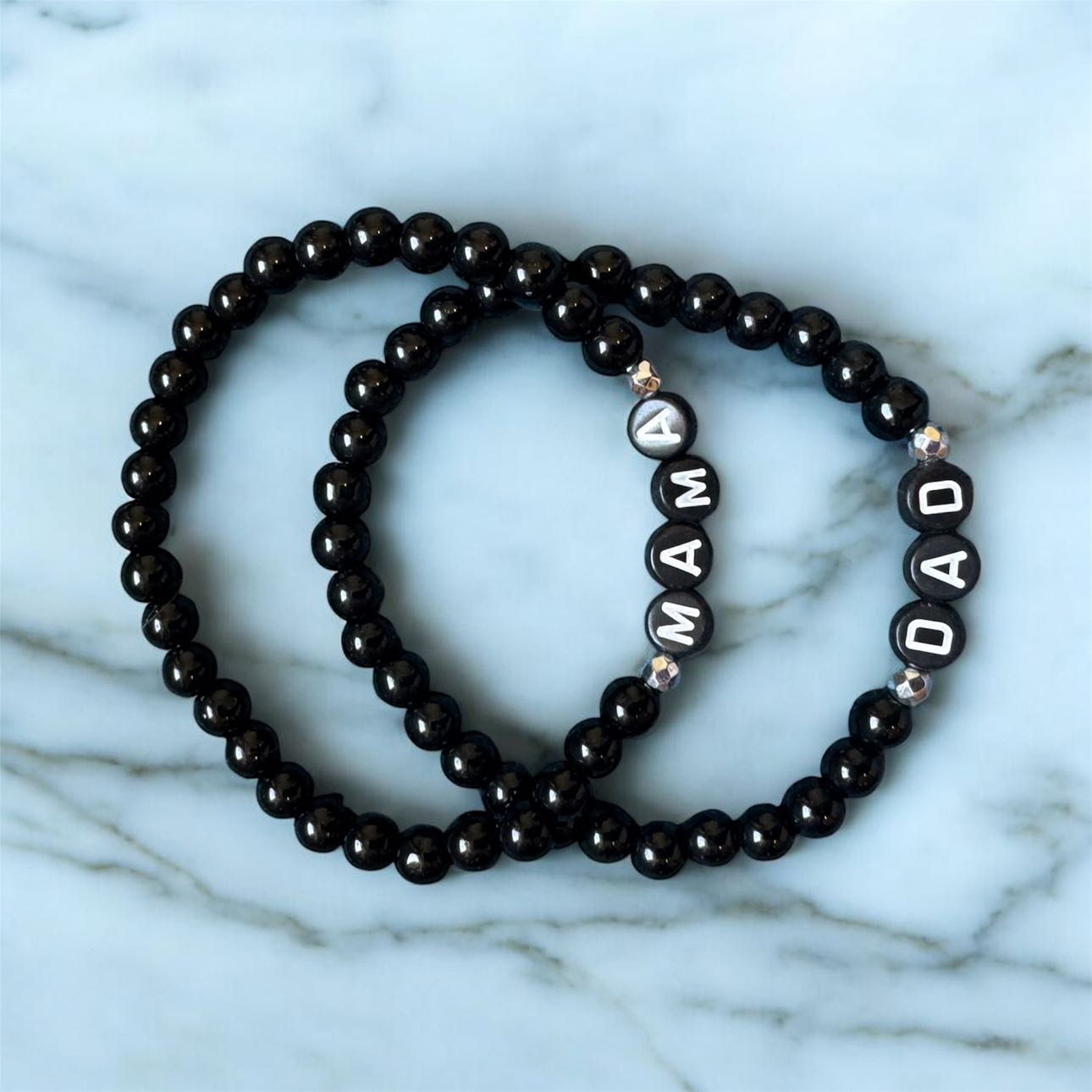 Σετ βραχιόλια Mama και Dad με μαύρες χάντρες – The Gift Box