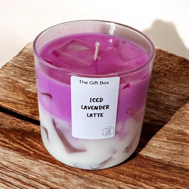 Iced Lavender Latte Candle – Χειροποίητο κερί λεβάντας | The Gift Box


