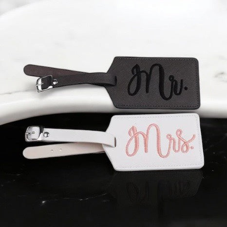 Σετ ταμπελάκια αποσκευών Mr & Mrs από δερματίνη – Δώρο γάμου | The Gift Box
