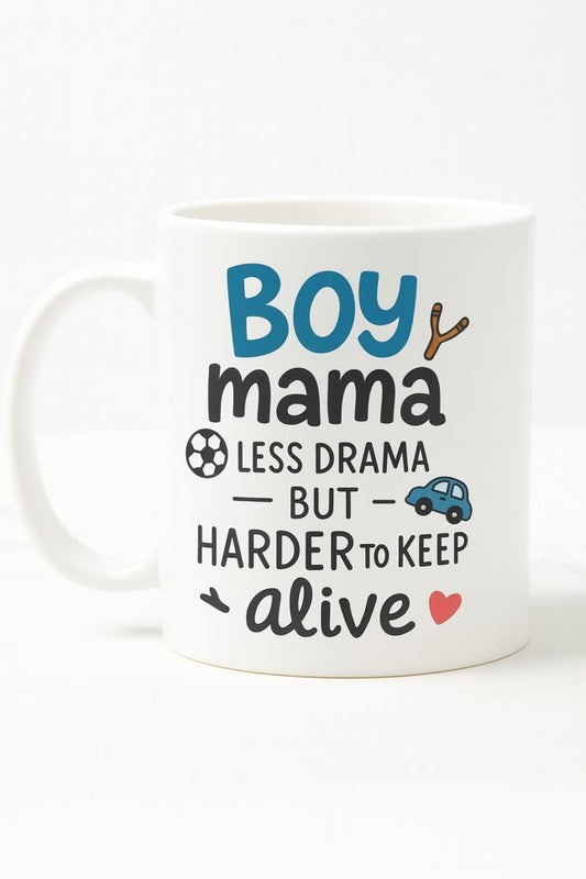 Λευκή κεραμική κούπα με τη φράση "Boy mama – Less drama but harder to keep alive" και σχέδια ποδοσφαίρου, αυτοκινήτου και καρδιάς, ιδανική για μαμάδες αγοριών - The Gift Box thegftbox.gr