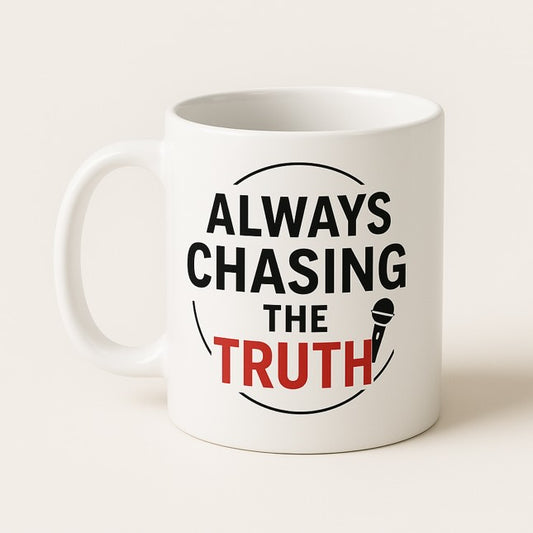 Λευκή κεραμική κούπα με την φράση "Always Chasing the Truth" και σχέδιο μικροφώνου, ιδανική για δημοσιογράφους και ρεπόρτερ - The Gift Box thegiftbox.gr