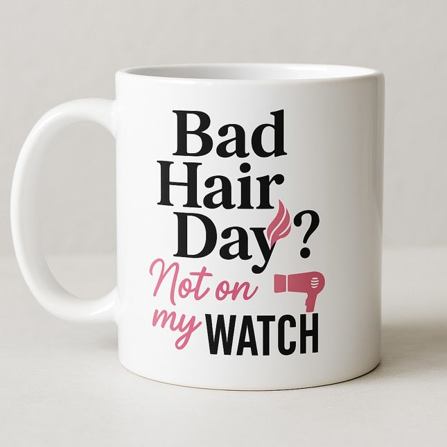 Λευκή κεραμική κούπα με τη φράση "Bad Hair Day? Not on my watch" και σχέδιο πιστολάκι μαλλιών, ιδανική για κομμώτριες και hairstylists - The Gift Box thegiftbox.gr