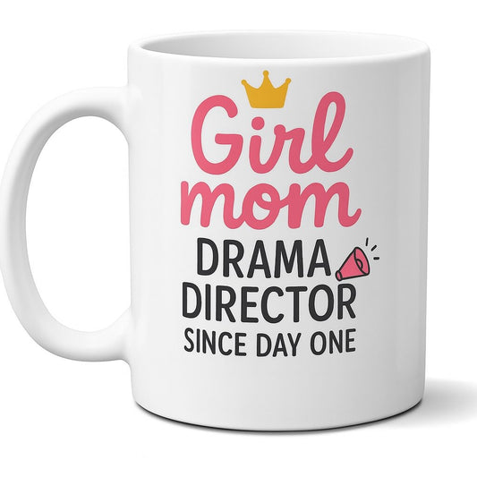Λευκή κεραμική κούπα με τη φράση "Girl mom – Drama director since day one" σε ροζ και μαύρο, με σχέδιο κορόνας και ντουντούκας, ιδανική για μαμάδες κοριτσιών - The Gift Box thegiftbox.gr