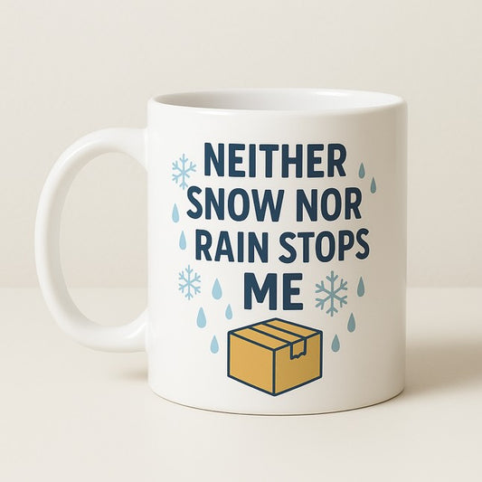 Λευκή κεραμική κούπα με τη φράση "Neither snow nor rain stops me" και σχέδιο πακέτου με νιφάδες χιονιού και σταγόνες βροχής, ιδανική για courier και διανομείς - The Gift Box thegiftbox.gr