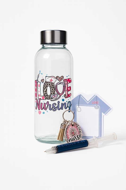 Δώρο I Love Nursing για νοσηλευτές / νοσηλεύτριες. Σετ μπουκάλι γυάλινο, χαρτάκια σε σχήμα ποδιάς ιατρικής, μπρελόκ nurse, στυλό σύριγγα - The Gift Box thegidftbox.gr