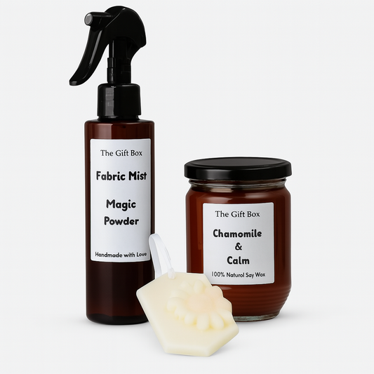 Σετ δώρου χαλάρωσης fabric mist φυτικό, κερί σόγιας χαμομήλι, ταμπλέτα ντουλάπας με μαργαρίτα  – The Gift Box thegiftbox.gr
