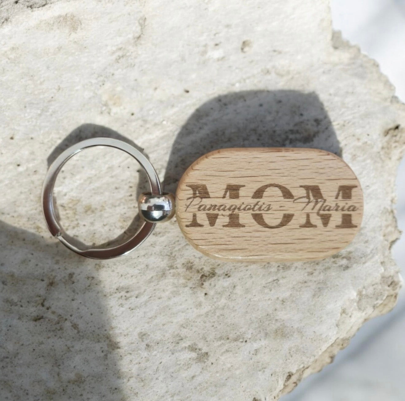Ξύλινο Μπρελόκ "MOM" με Χάραξη Ονομάτων - Προσωποποιημένο Δώρο για Μαμά