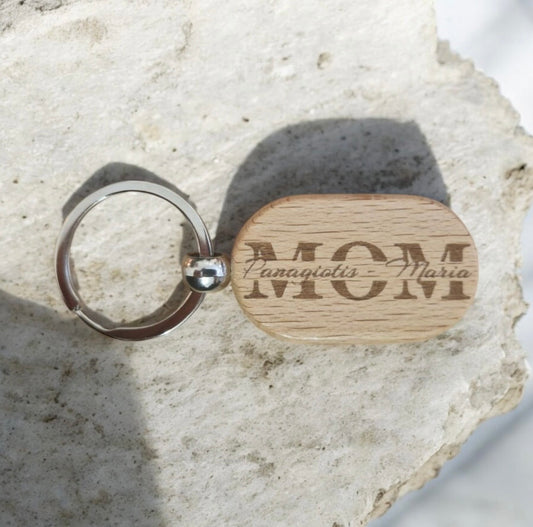 Ξύλινο Μπρελόκ "MOM" με Χάραξη Ονομάτων - Προσωποποιημένο Δώρο για Μαμά