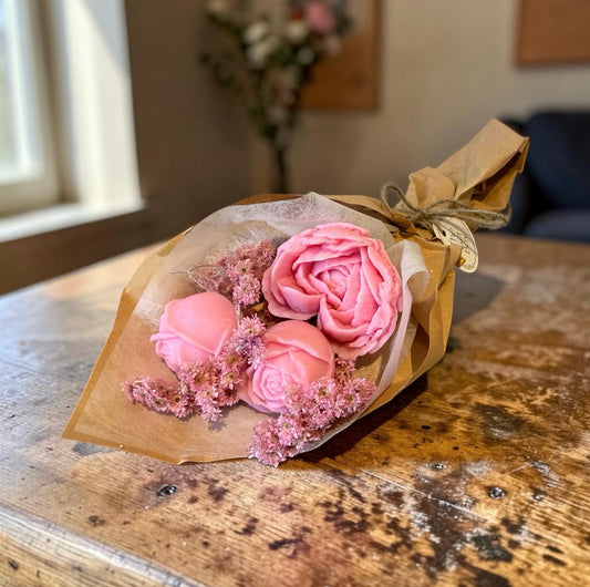 Μπουκέτο με Ροζ Τριαντάφυλλα από Κερί Σόγιας - The Gift Box thegiftbox.gr