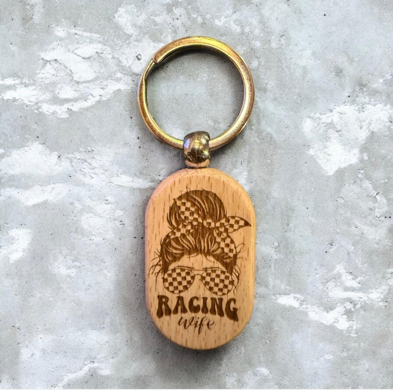 Ξύλινο μπρελόκ “Racing Wife”